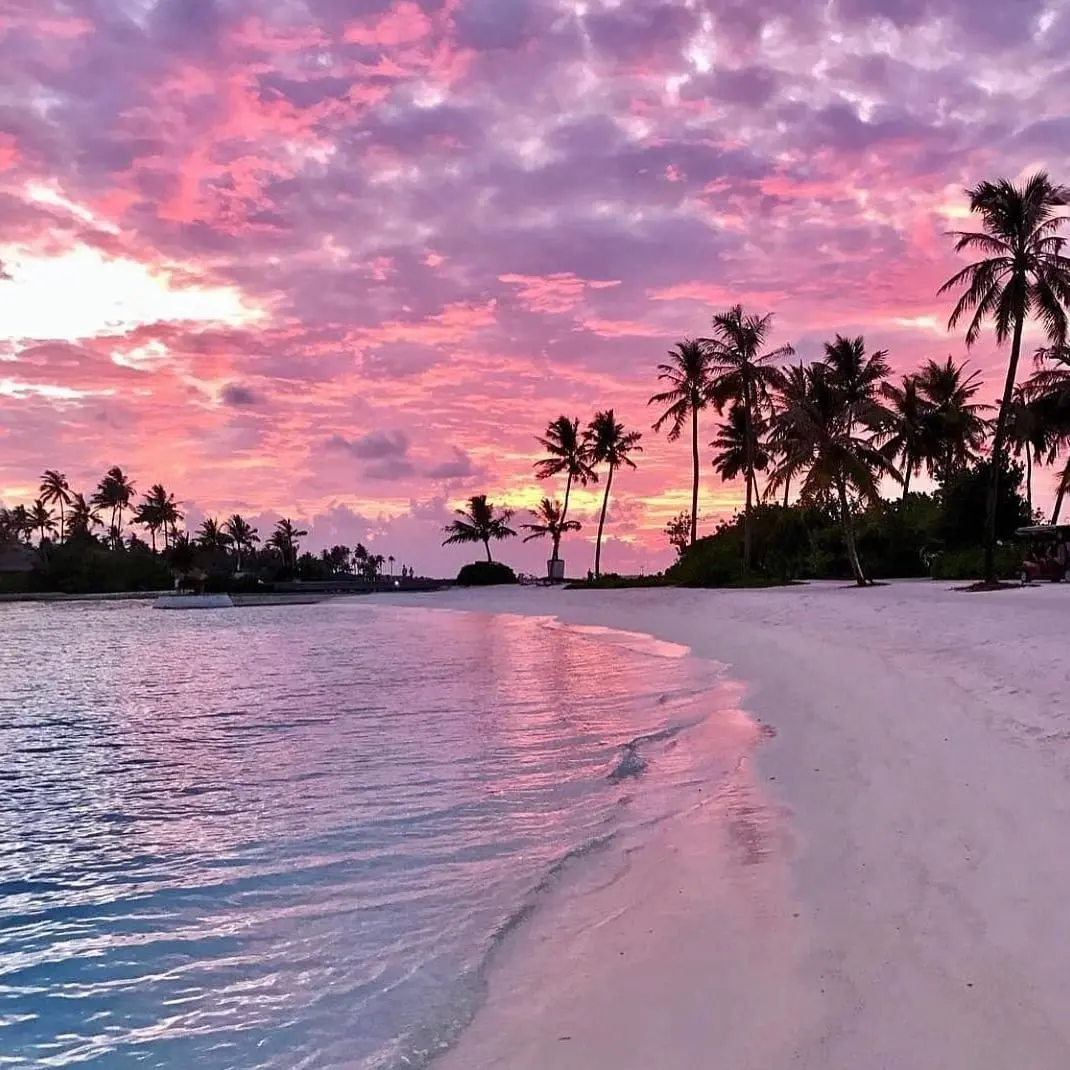 tramonto su una spiaggia delle Maldive