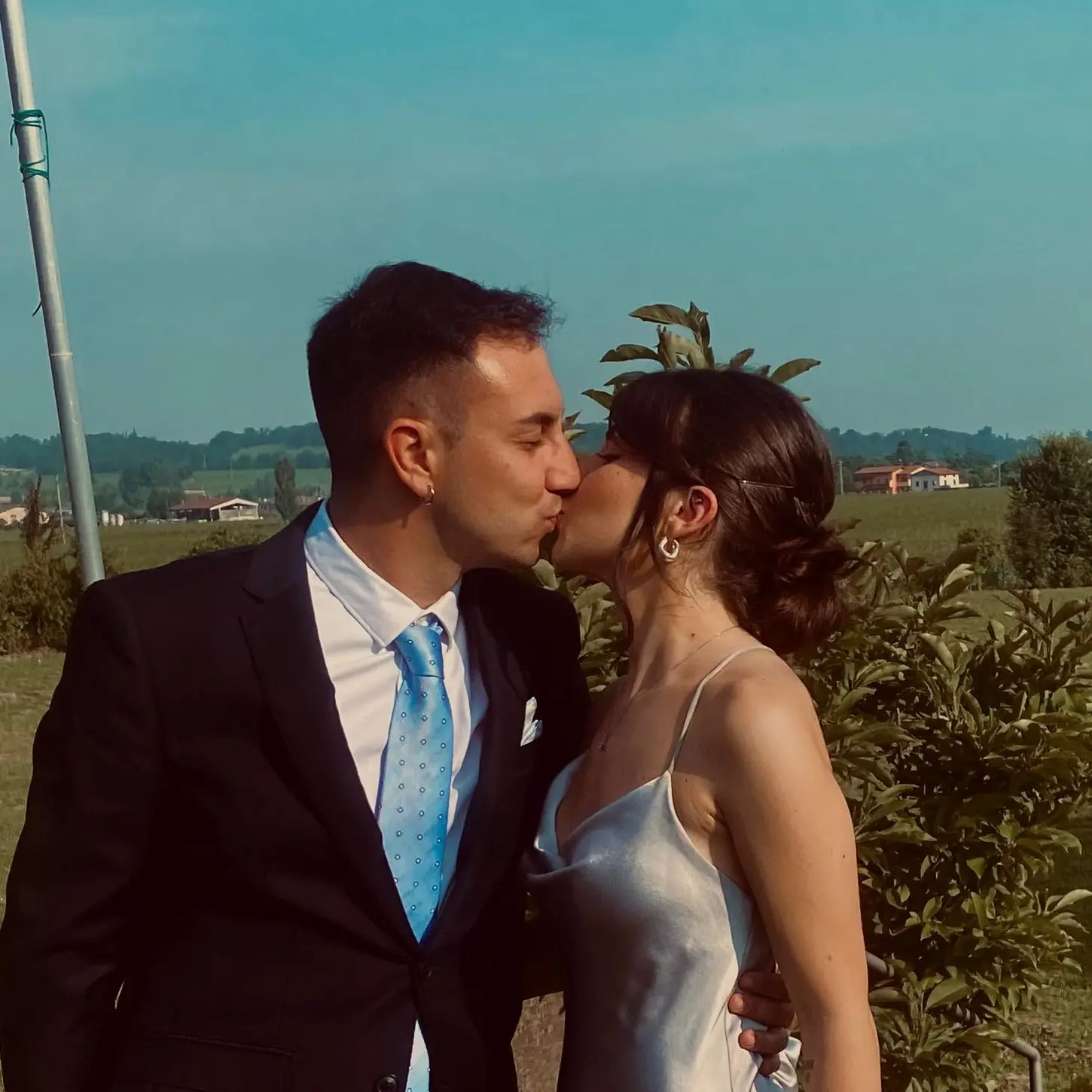 sposi che si baciano